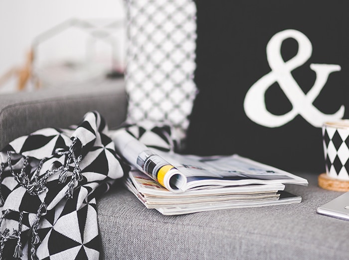 catalogue de meuble sur un canapé